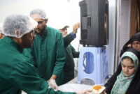 عشق و خدمت در موکب امامزادگان قم؛ توزیع ۳۶۶ هزار پرس غذا در سامرا