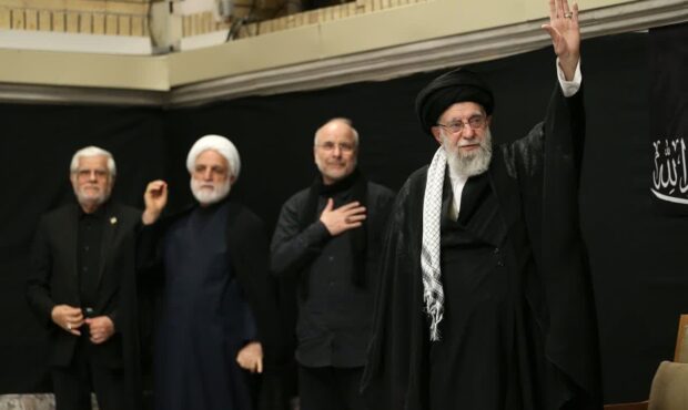گزارش تصویری؛ ورود و حضور رهبر انقلاب در حسینیه امام خمینی(ره) در مراسم عزاداری شب عاشورای حسینی گزارش تصویری؛ ورود و حضور رهبر انقلاب در حسینیه امام خمینی(ره) در مراسم عزاداری شب عاشورای حسینی